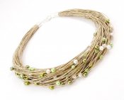 Halsband av naturfärgat lin och gröna glaspärlor
